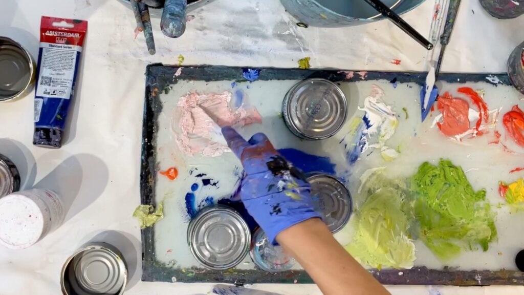 use old tuna or cat food cans to keep acrylic paint wet